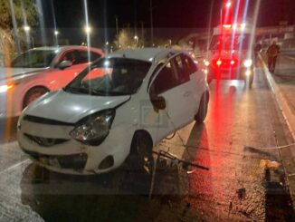 Choque con volcadura en la avenida Cantera deja un conductor lesionado