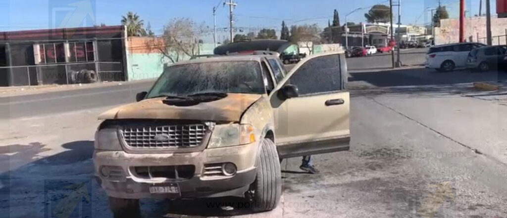 Se incendia camioneta por falla mecánica en la colonia Inalámbrica