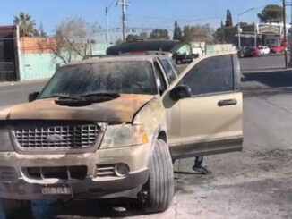 Se incendia camioneta por falla mecánica en la colonia Inalámbrica