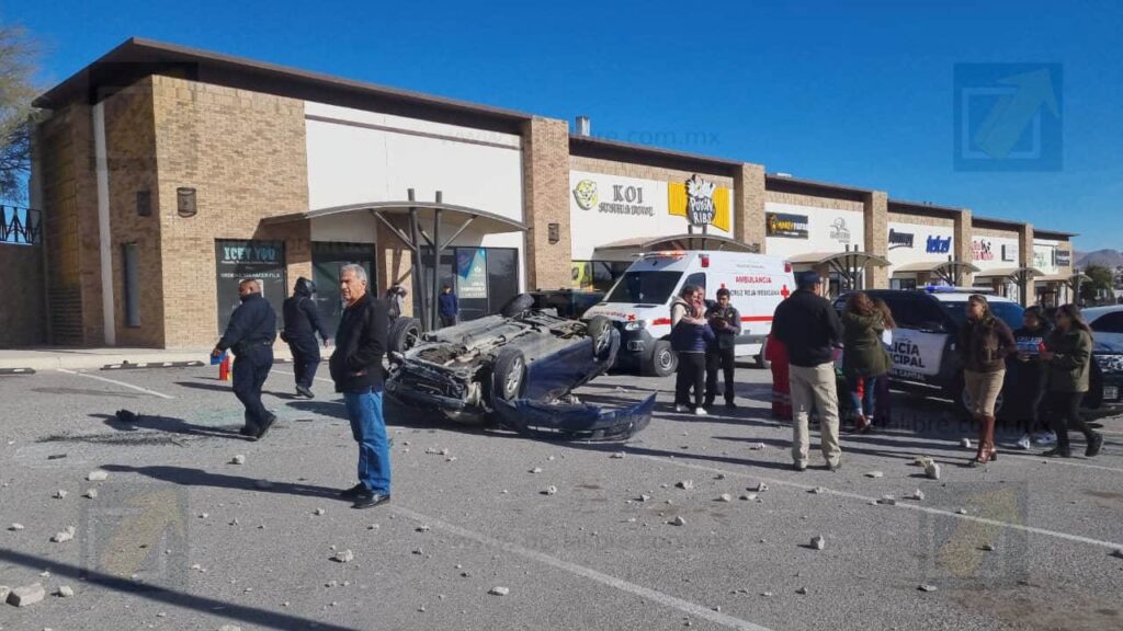 Conductora pierde el control, choca y vuelca provocando daños en dos vehículos