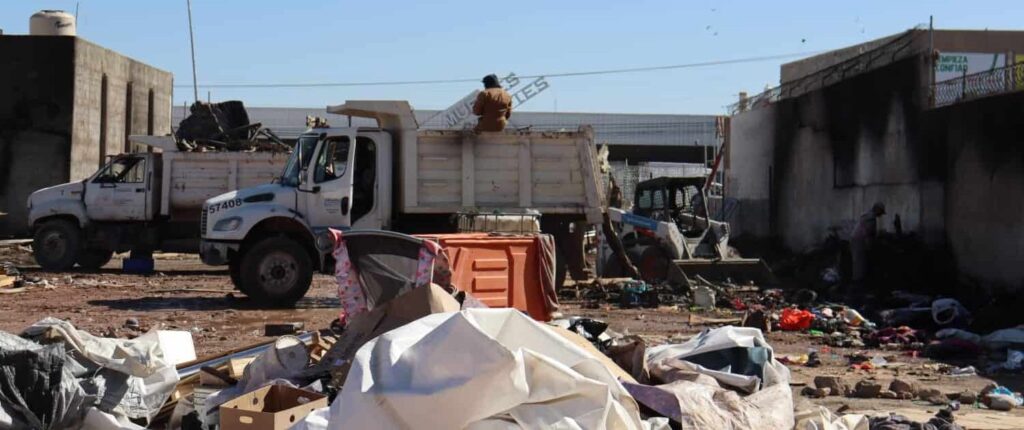 Efectúa Gobierno Municipal operativo de limpieza en terreno donde se alojaban migrantes