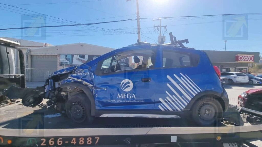 Conductora provoca choque con volcadura al dar vuelta prohibida en «U»