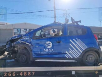 Conductora provoca choque con volcadura al dar vuelta prohibida en «U»