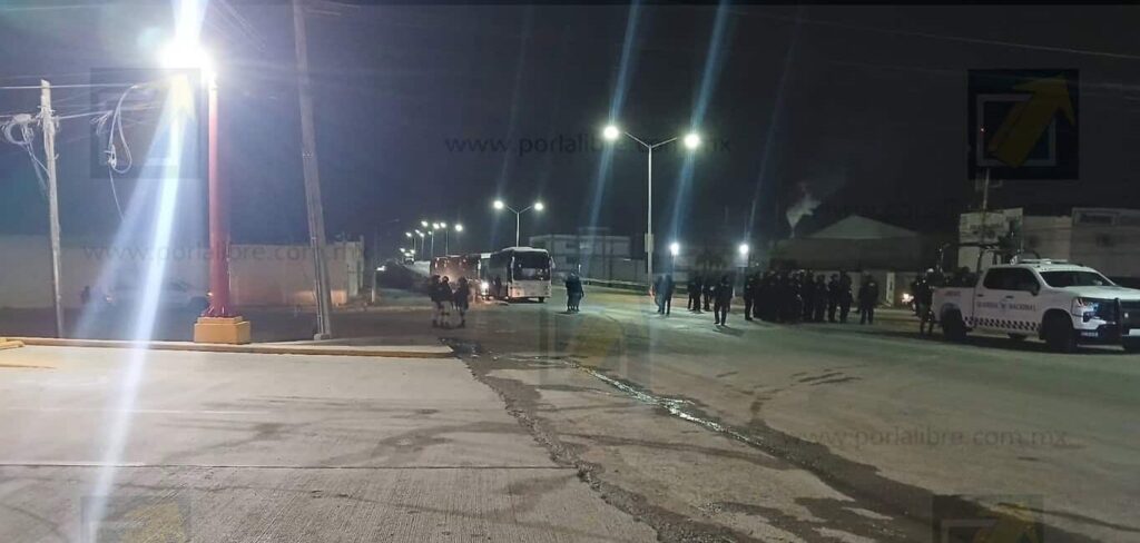 Migrantes incendian campamento para evitar el desalojo tras denuncia de la dueña del terreno