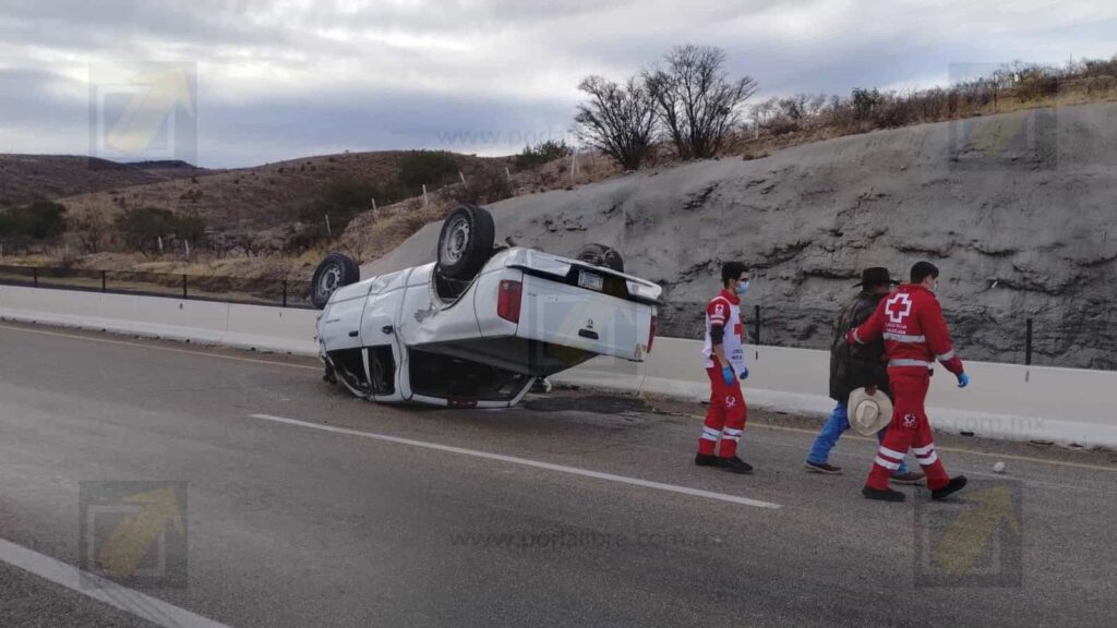 Se registra volcadura en carretera a Cuauhtémoc por exceso de velocidad