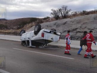 Se registra volcadura en carretera a Cuauhtémoc por exceso de velocidad