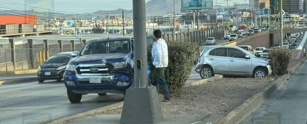 Choque entre dos vehículos en el Juventud desquicia el tráfico