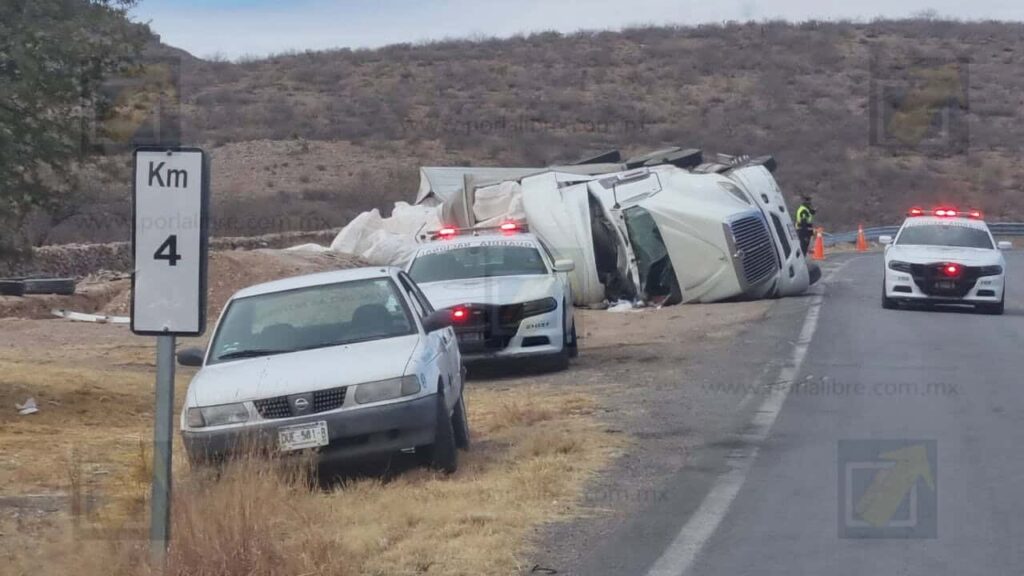 Vuelca tráiler en las Curvas del Perico