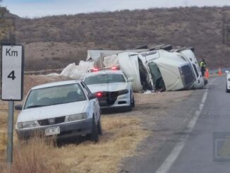 Vuelca tráiler en las Curvas del Perico