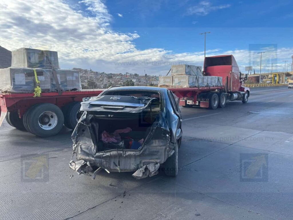 Conductora se impacta contra poste en la carretera Aldama-Chihuahua