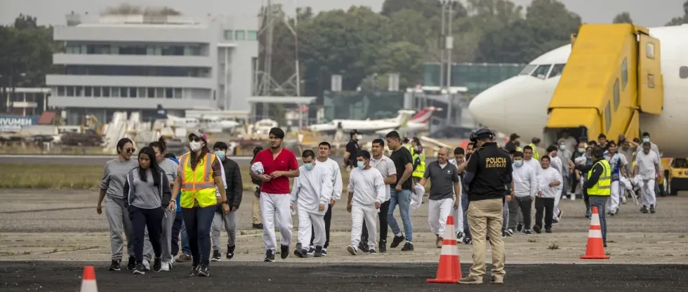 Sheinbaum promete apoyo integral a mexicanos deportados en caso de acciones masivas de Trump