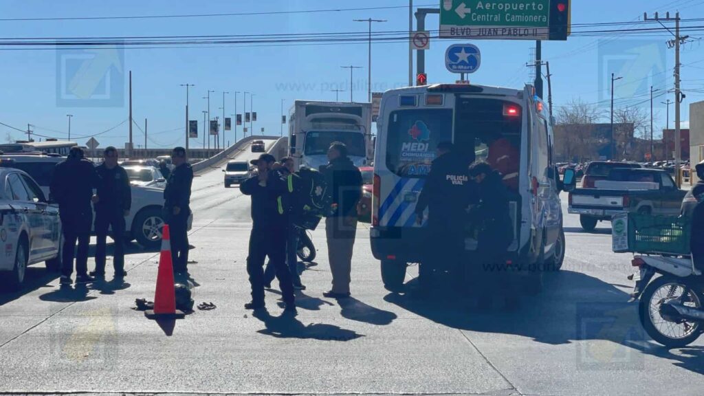 Conductora impacta a motociclista al dar vuelta en el Juan Pablo II