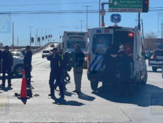 Conductora impacta a motociclista al dar vuelta en el Juan Pablo II