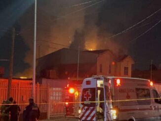 Explosión por fuga de gas desata incendio en vivienda; joven sufre lesiones graves