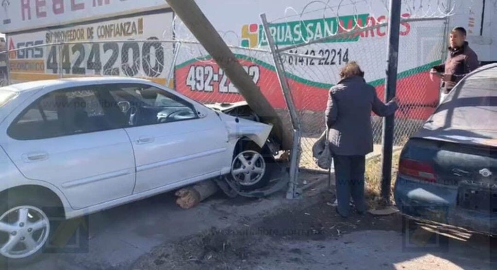 Adulta mayor impacta poste y vehículo estacionado en la avenida Tecnológico