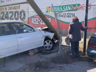 Adulta mayor impacta poste y vehículo estacionado en la avenida Tecnológico