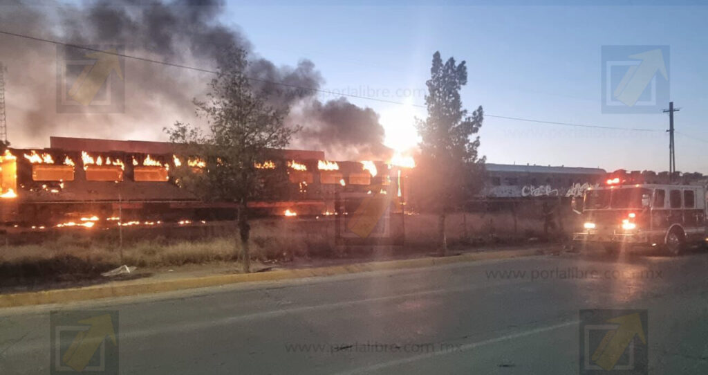 Incendio consume vagón en desuso en patios de Ferromex