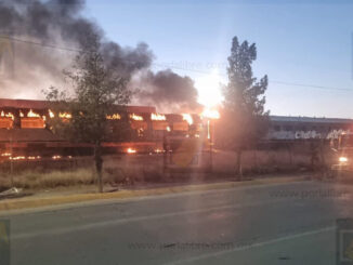 Incendio consume vagón en desuso en patios de Ferromex