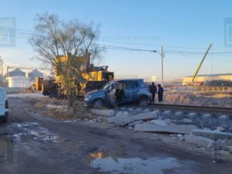 Maquinaria de Ferromex impacta vehículo en cruce con Sicomoro; conductor sale ileso