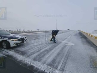 Puente alto de la Homero cerrado en ambos sentidos; esparcen sal