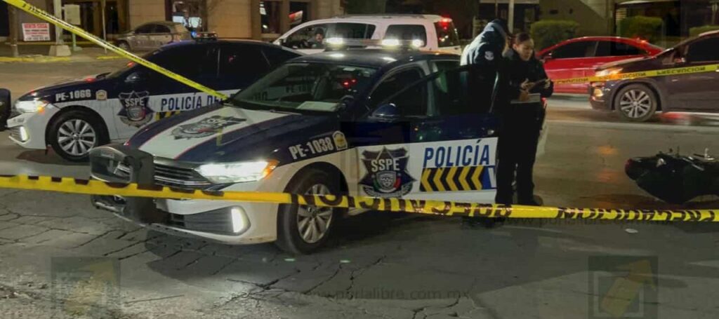 Conductora se atraviesa al paso de un motociclista que pierde la vida