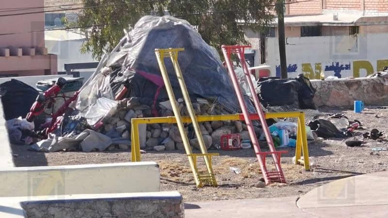 Denuncian a drogadictos que se apoderaron del parque de El Saucito; policías no hicieron nada