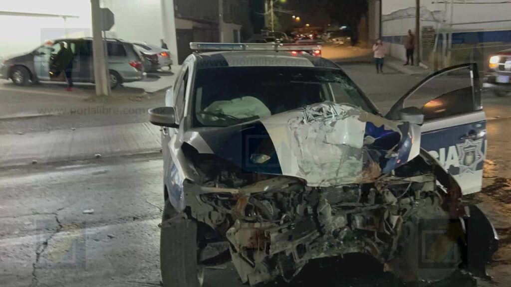 Policías municipales se estrellan y derriban dos postes en la Tecnológico