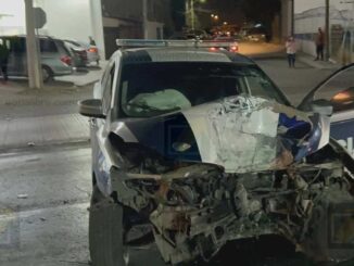 Policías municipales se estrellan y derriban dos postes en la Tecnológico