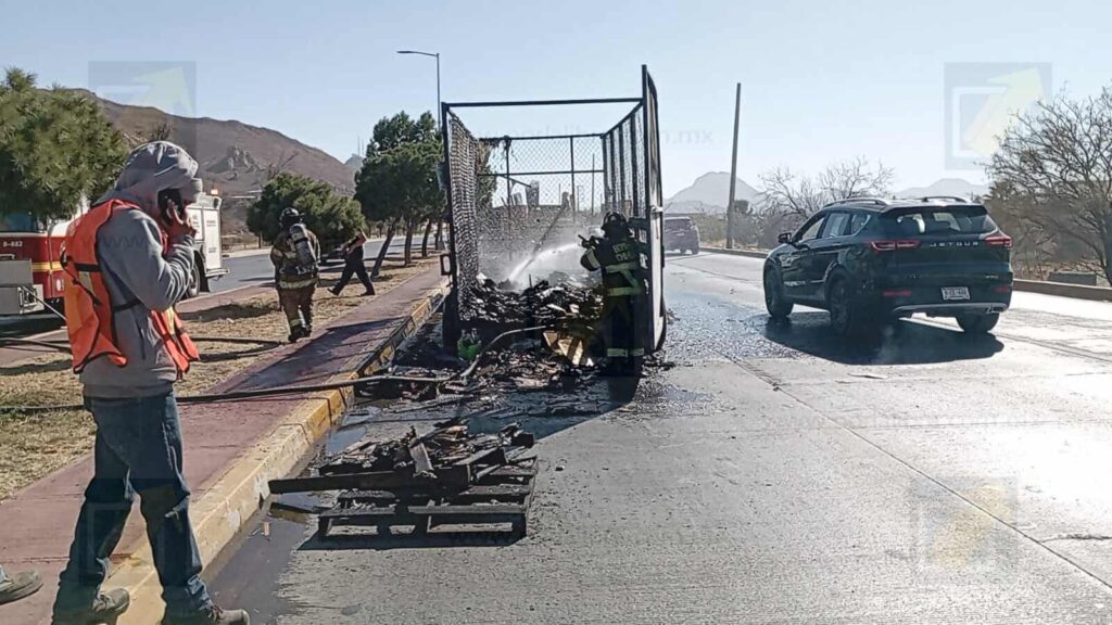 Incendio de remolque cargado con cartón genera movilización en la vialidad Sacramento