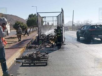 Incendio de remolque cargado con cartón genera movilización en la vialidad Sacramento