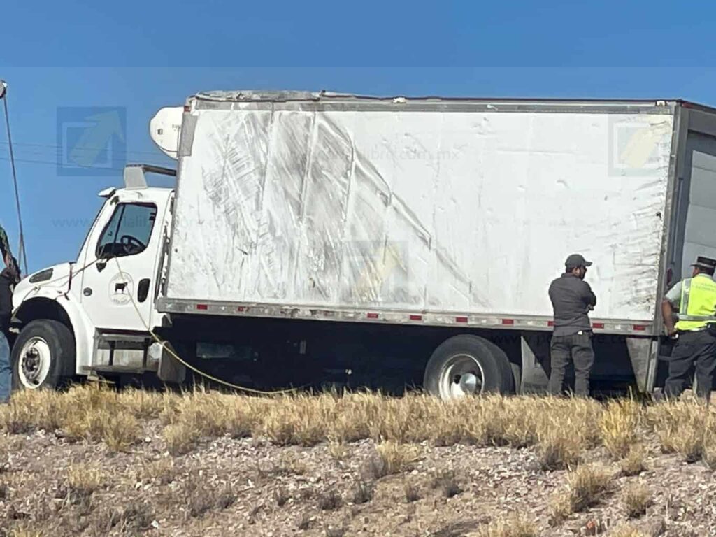Vuelca camión cargado con carne de res en autopista Delicias a Chihuahua