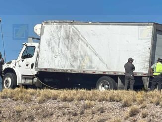 Vuelca camión cargado con carne de res en autopista Delicias a Chihuahua