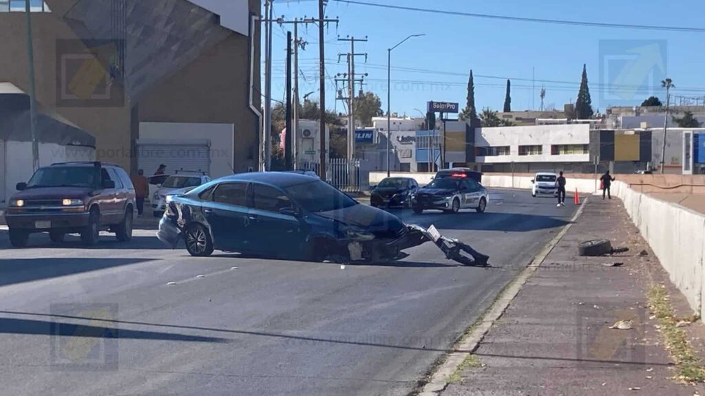 Vehículo choca contra muro de contención en la avenida Teófilo Borunda