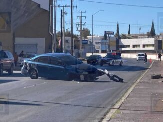 Vehículo choca contra muro de contención en la avenida Teófilo Borunda