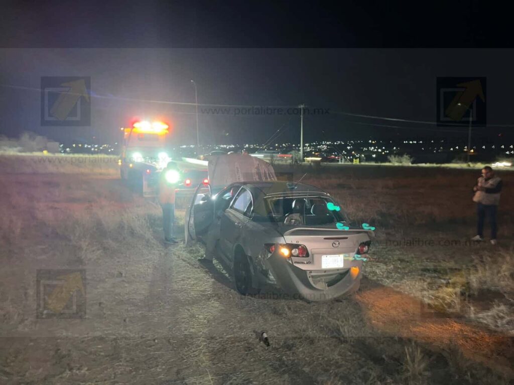 Vehículo impacta luminaria y queda en desnivel en Teófilo Borunda