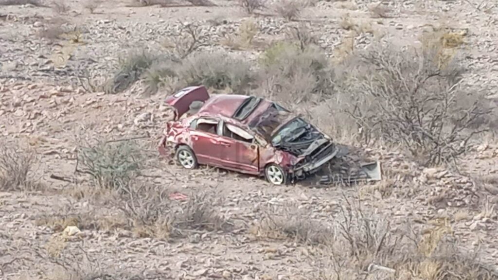 Volcadura en carretera Delicias-Chihuahua deja a mujer y niño lesionados