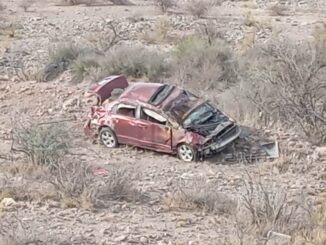 Volcadura en carretera Delicias-Chihuahua deja a mujer y niño lesionados