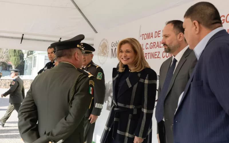 Maru Campos asiste a la toma de protesta del nuevo comandante de la 42 Zona Militar