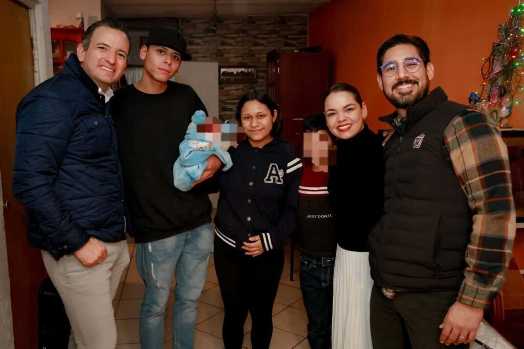 Entrega alcalde Bonilla y presidenta del DIF Municipal regalos a primer niño del 2025