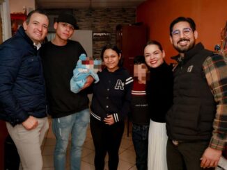 Entrega alcalde Bonilla y presidenta del DIF Municipal regalos a primer niño del 2025