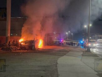 Incendio consume camión urbano en predio de la Vialidad Los Nogales