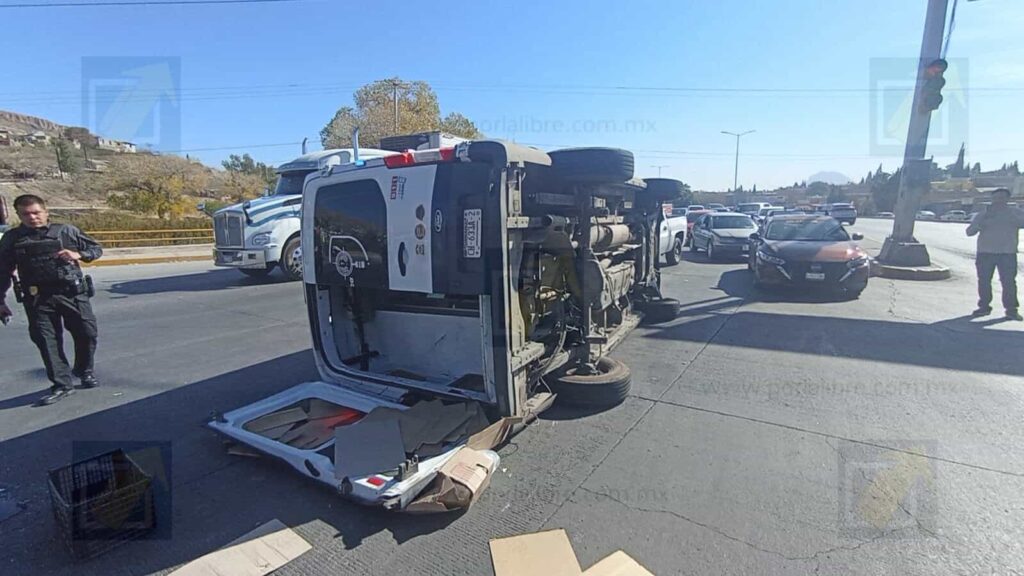 Choque con volcadura deja cinco lesionados; tres son policías