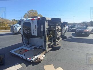 Choque con volcadura deja cinco lesionados; tres son policías