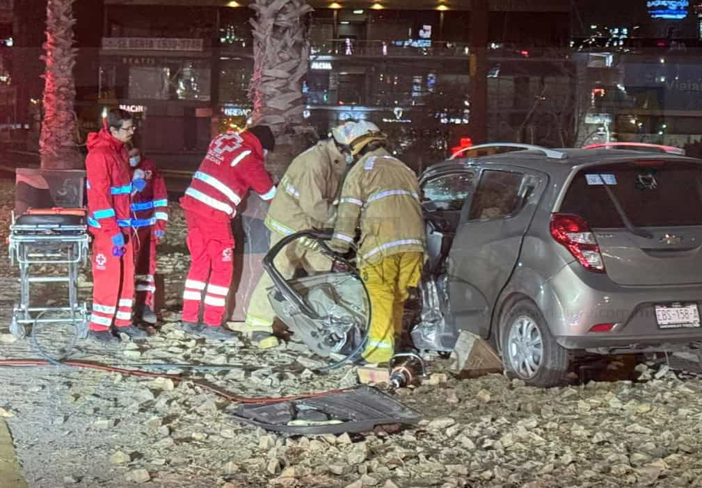 Accidente en el Periférico de la Juventud deja conductor gravemente lesionado