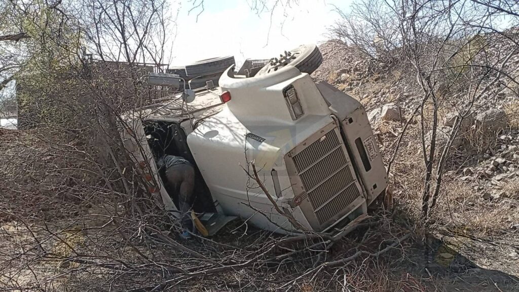 Camión vuelca en la carretera Chihuahua-Ciudad Aldama