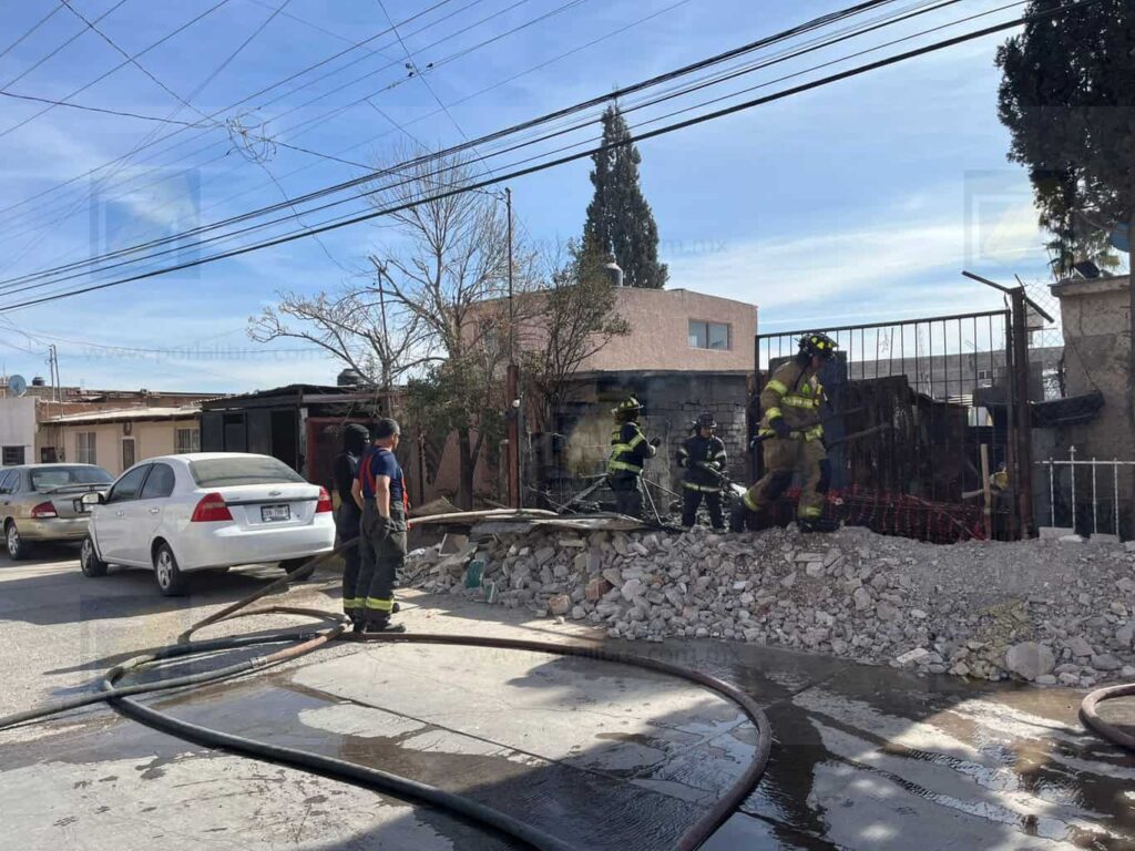 Incendio en la colonia Rodolfo Fierro por quema de basura descontrolada