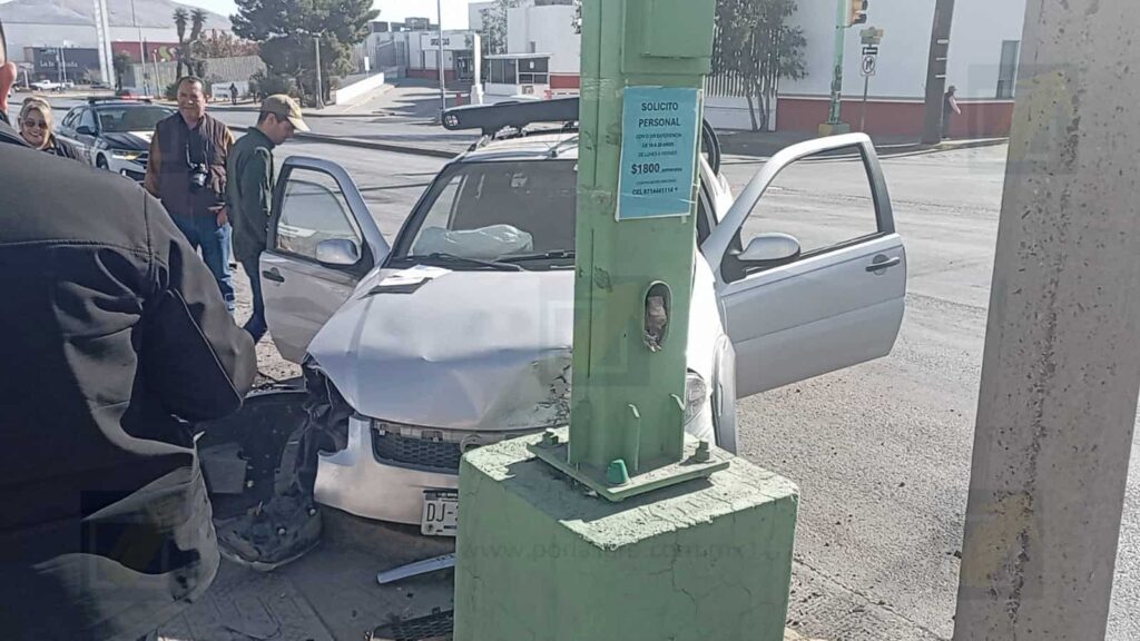Choque en la avenida Américas; vehículo impacta contra una pickup y un semáforo