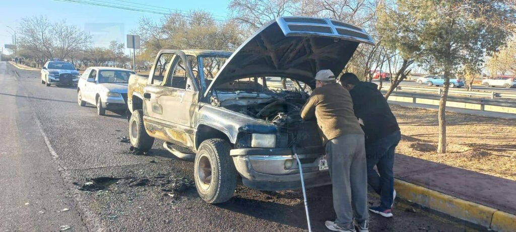 Incendio consume pickup en la Vialidad Los Nogales