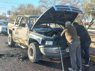 Incendio consume pickup en la Vialidad Los Nogales