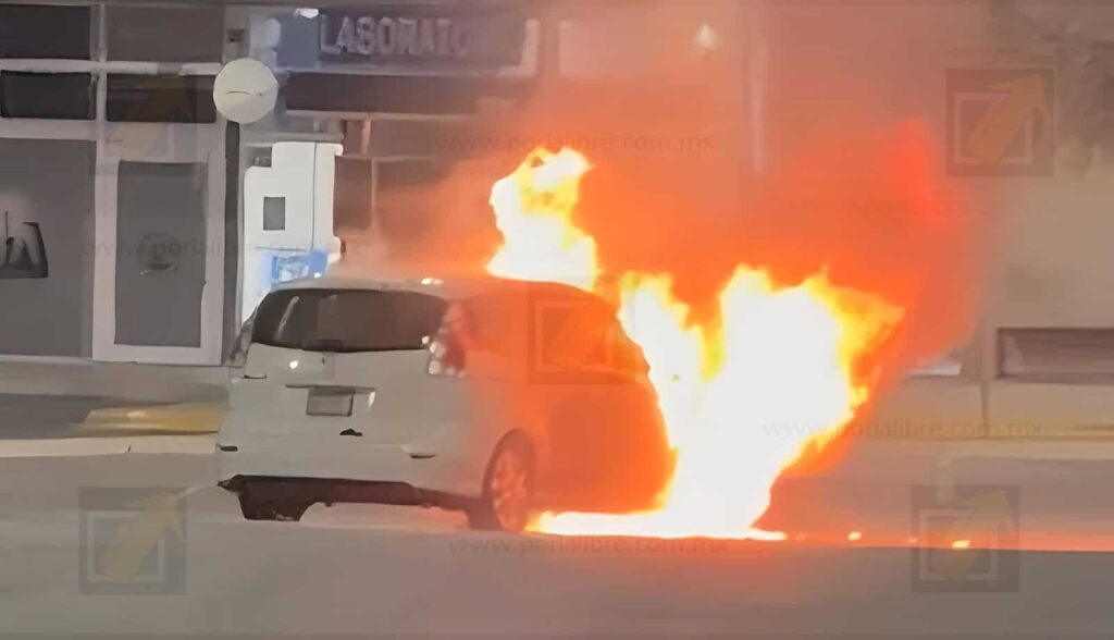Vehículo se incendia en plaza comercial al sur de la ciudad